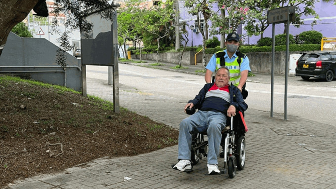 一名轮椅伯伯早前搭错车误闯沙头角禁区，幸获暖男警察出手协助。