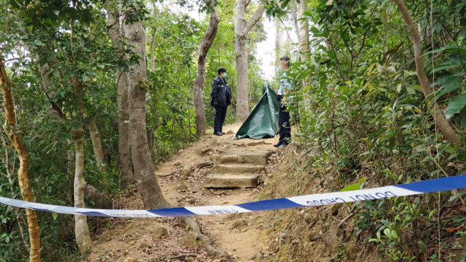 警員到場用帳篷遮蓋事主遺體。 林思明攝