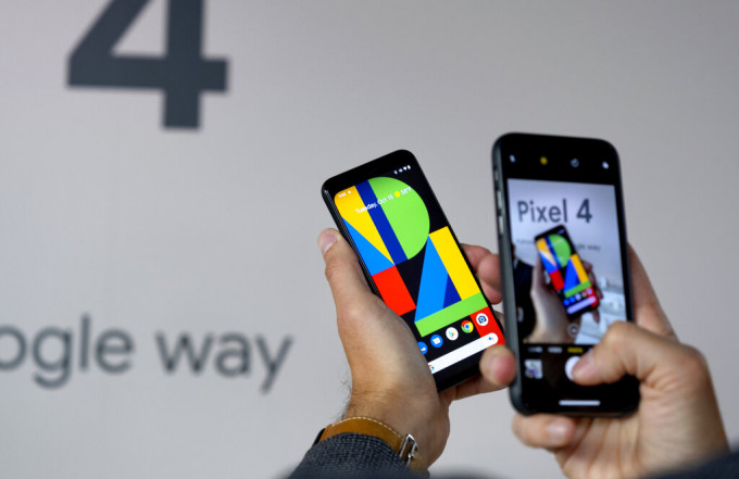 美国Google集团周二在纽约举行的发布会上，介绍新一代智能手机Pixel 4。　AP