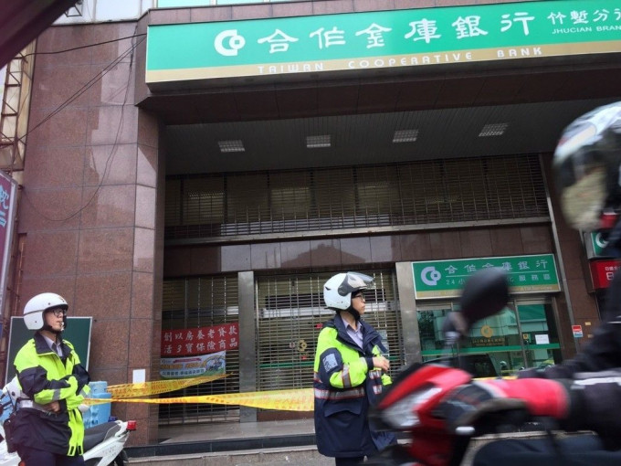 警员封锁银行调查。