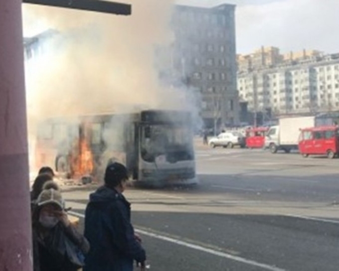 巴士車尾著火及傳出爆炸聲。網圖