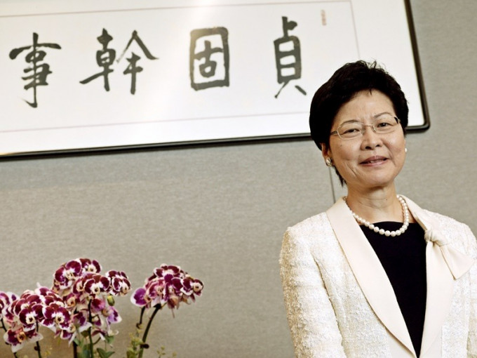 2010年林太仍是發展局局長時，已獲饒公贈送題字「貞固幹事」。資料圖片