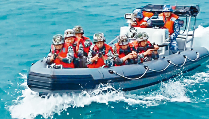 ■驻港部队出动快艇参与海陆空演练。