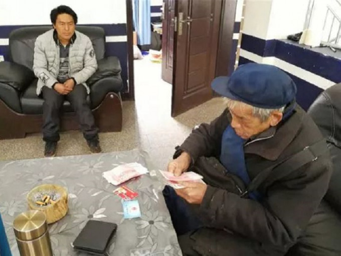 38岁的陶光权(左)交回在街上捡到的银包。 网上图片