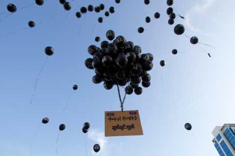 抗議民眾施放印有「釋放瓦隆和喬索歐」文字的黑氣球。AP
