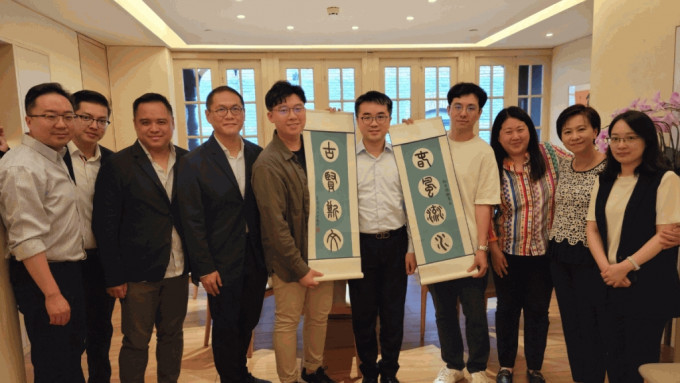 教育局副局長施俊輝（右五）訪問上海，與在當地升學或工作的香港青年見面。政府新聞處