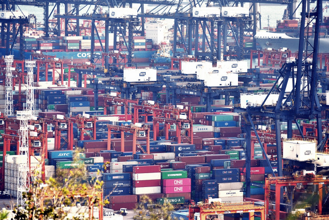 當局已向葵涌貨櫃碼頭派發約8000個樣本瓶。 資料圖片