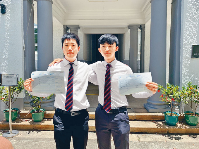 「榜眼」杜嘉縉（左）和沈旭程為男拔今年文憑試成績最佳學生。