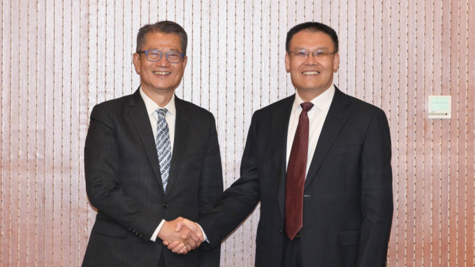 陳茂波繼續訪問北京的行程，並到訪國家財政部，與副部長王東偉（右）會面。政府新聞處