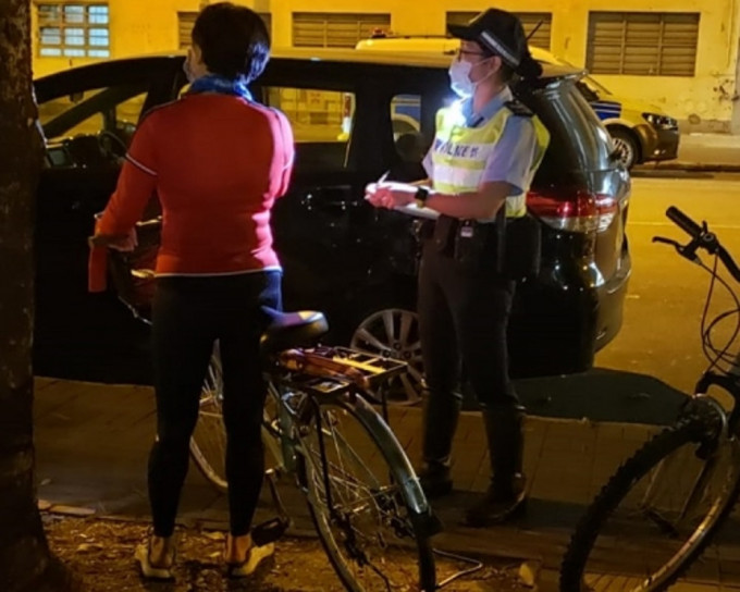 警方打擊單車違例行動，針對騎單車人士晚間沒亮燈及其他嚴重的單車違例事項。資料圖片