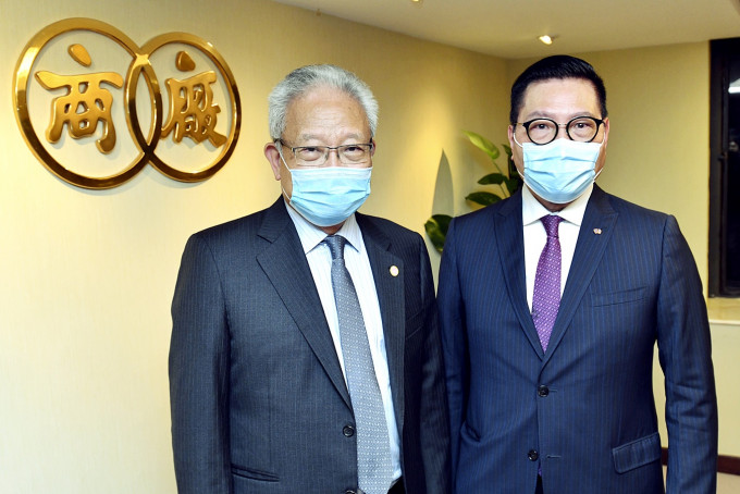 史立德(右)接替任滿的吳宏斌(左)，成為廠商會新一任會長。