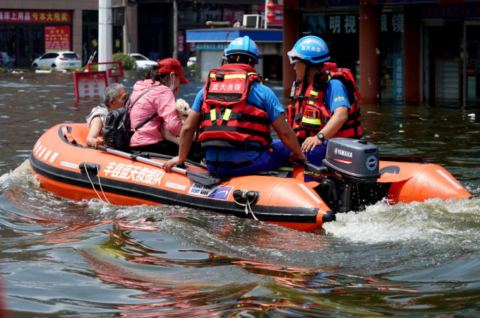 河南暴雨受災人數逾1300萬，遇難人數增至99人。新華社圖片