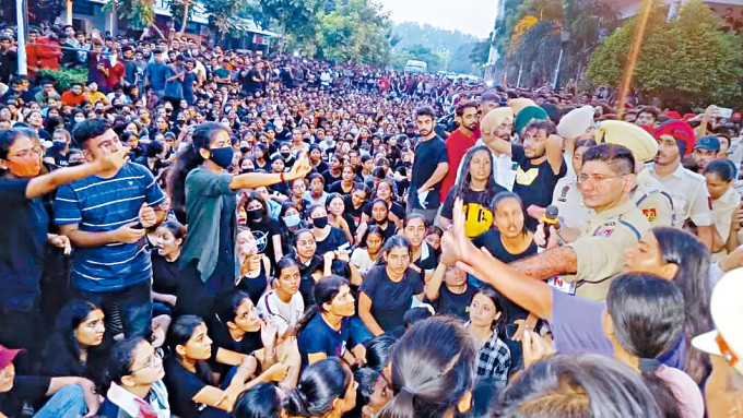 印度大批学生要求调查昌迪加尔大学浴厕偷拍事件。