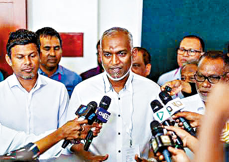 马尔代夫亲中派候选人穆伊祖昨日向记者发言。