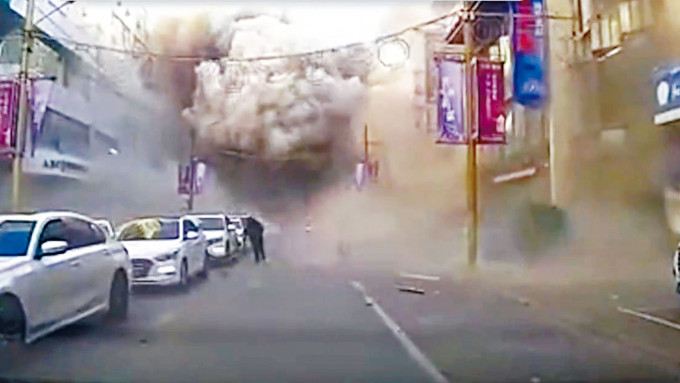 瀋陽大爆炸瞬間，濃煙吞沒街道。