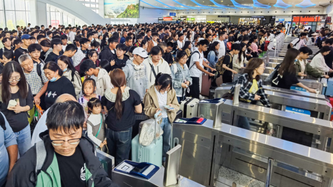 国庆长假首日内地的铁路载客量创单日新高，达2144万人次。新华社