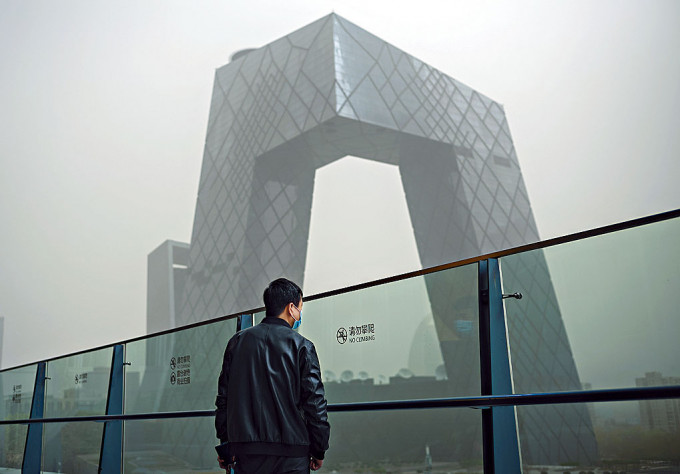 ■北京昨天再现沙尘暴。