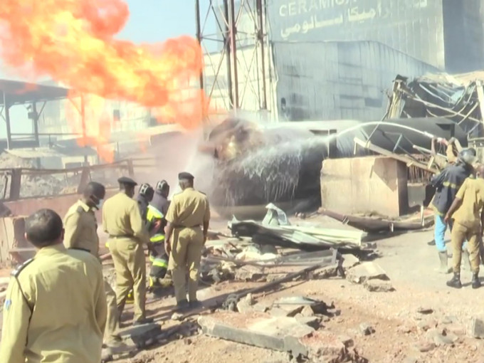 蘇丹一間瓷磚廠發生猛烈爆炸，至少23人死亡，超過130人受傷。（youtube截圖）