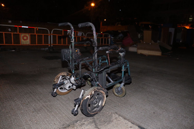 自焚的电动轮椅。