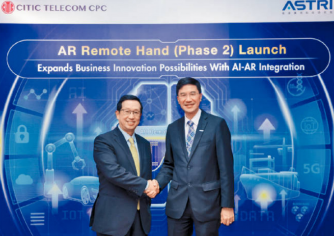中信國際電訊CPC行政總裁李炳智（左）與香港應用科技研究院行政總裁葉成輝（右）共同宣布第二期研發項目成果。