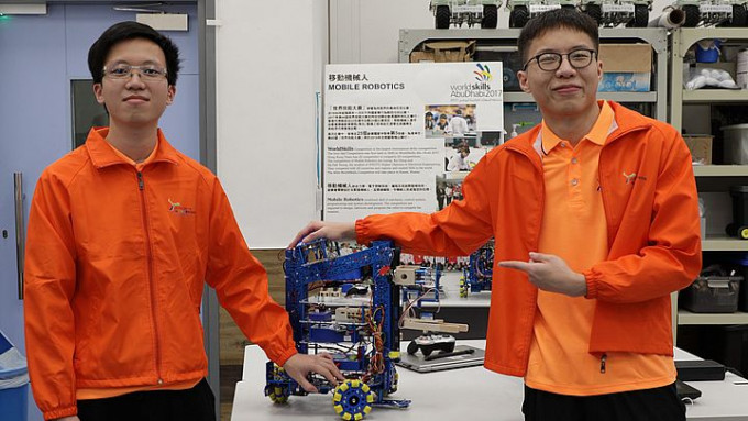 IVE電機工程高級文憑學生鄭鶴明（左）和IVE機械工程學高級文憑畢業生呂嘉傑（右）組成「最佳拍檔」，參加移動機器人項目，開發機器人完成多個指定任務，因表現出色獲奬。