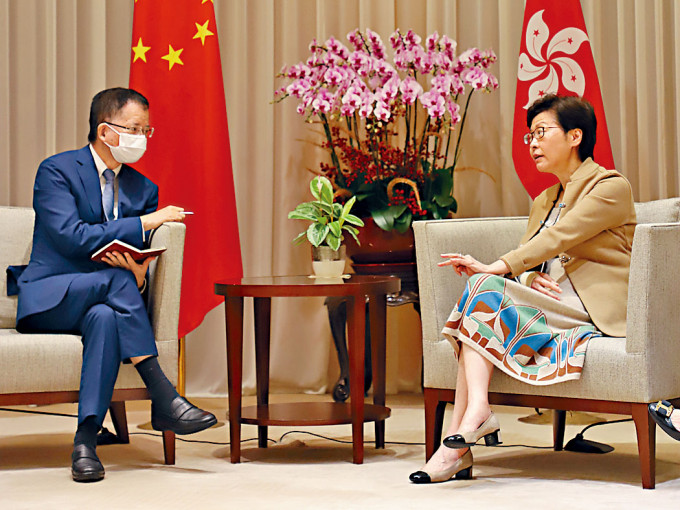 林郑月娥（右）接受教评会主席何汉权专访，承认在学龄人口结构下跌，学校汰弱留强「无可避免」。