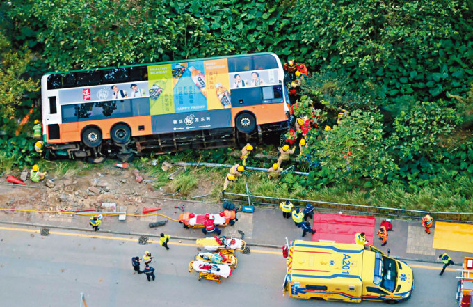 失事新巴鏟上行人路，掃毁一排鐵欄後翻側，車上三十一名男女乘客被困。