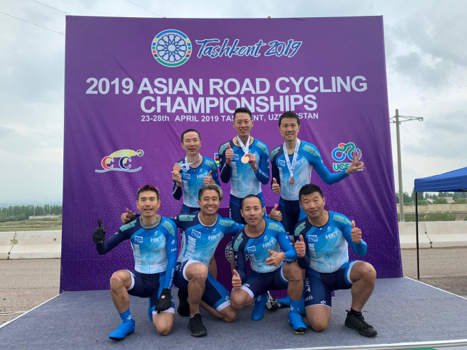 港将梁达智、黄智康、聂伟文(上排左至右)在亚洲公路单车锦标赛元老组勇夺三铜。相片由公关提供。