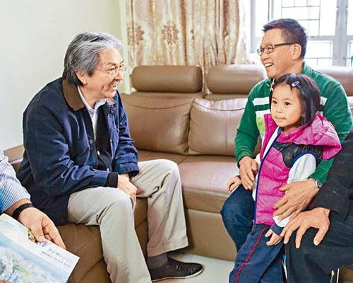 曾俊華昨日到訪洪水橋，了解當區居民生活。