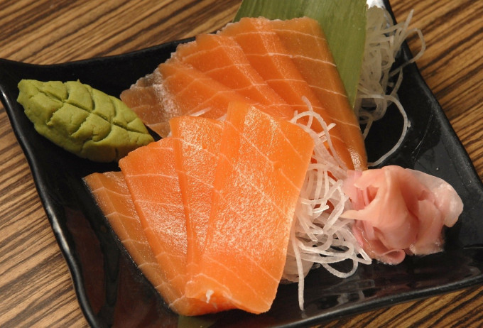三文鱼的脂肪量容易摄取过多。资料图片