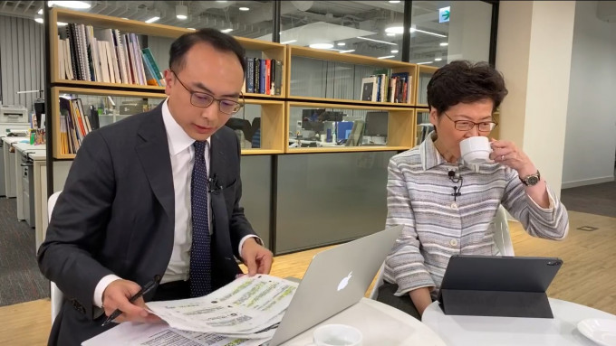 林郑月娥社交网站直播讨论《施政报告》。facebook截图