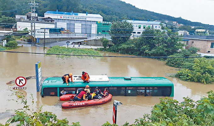■南韩坡州市周四有巴士被洪水淹浸，乘客被救到艇上。