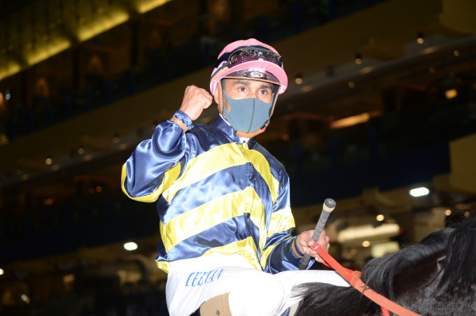 骑师田泰安今晚赢骑师王冠军。