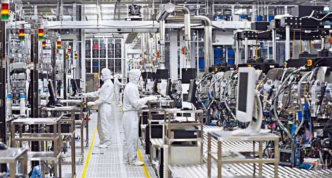 ■日本電子大廠瑞薩電子的工人，在茨城縣的廠房生產晶片。