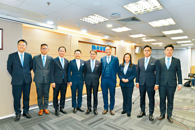 新任民建聯主席陳克勤（左五）昨日帶領新一屆領導層見記者。