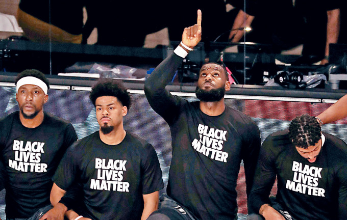 勒邦占士（右二）积极为种族平权运动Black Lives Matter发声。