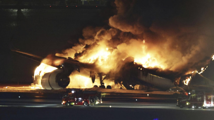 團體就羽田機場事故開通免費熱線，提供災後心理輔導。AP圖片