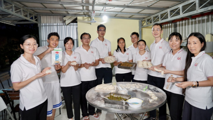 共享基金会工作人员与正在柬埔寨执行人道救援任务的广西医疗队一起吃饺子庆祝。