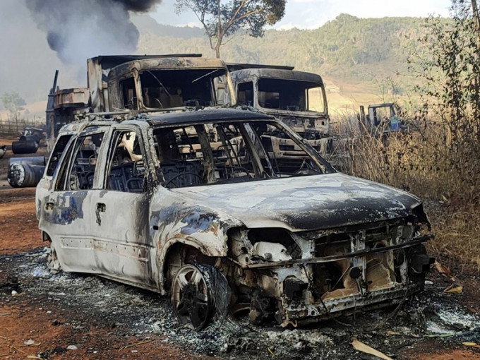 屠殺事件後只見燃剩骨架的廢鐵車輛。AP
