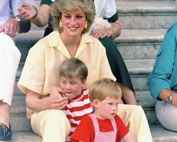威廉和哈利王子，至今仍非常思念忘母戴安娜。AP
