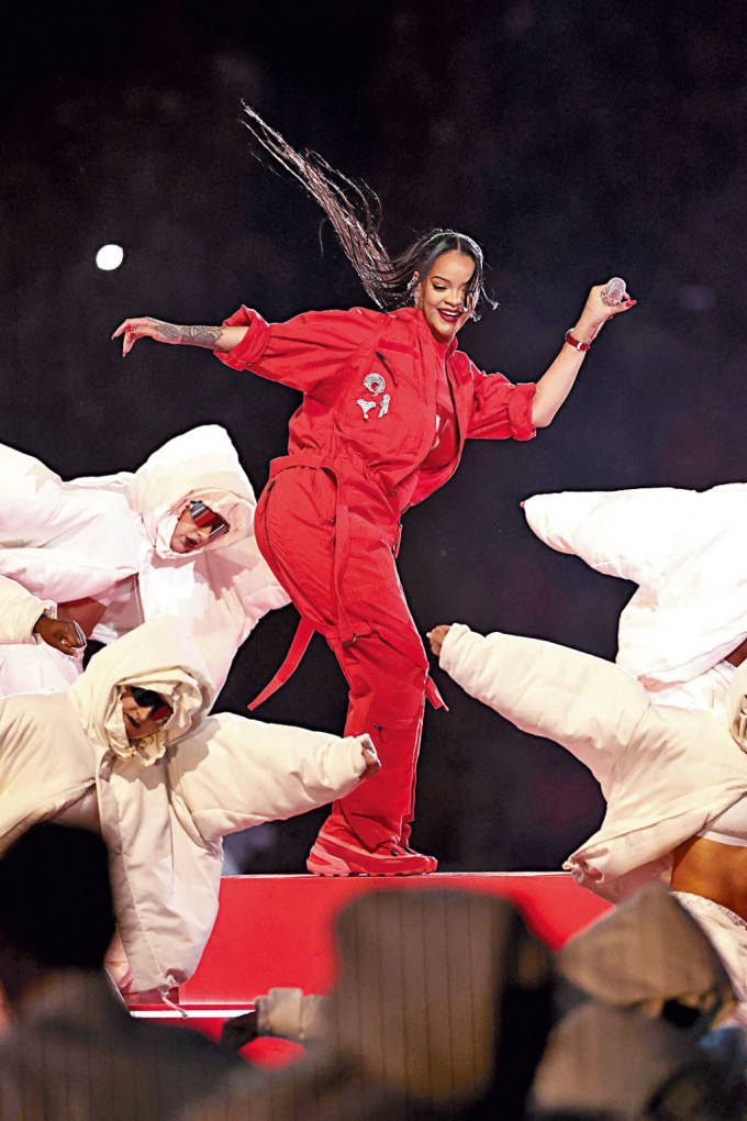 天后Rihanna虽然7年无出新歌，但获邀任超级碗中场演出嘉宾。