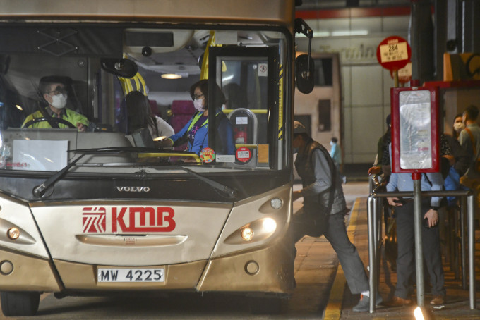 九巴200个巴士站增设安心出行二维码。资料图片