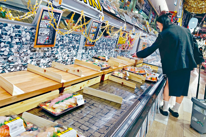日式超市寿司刺身柜上的货品所馀无几。