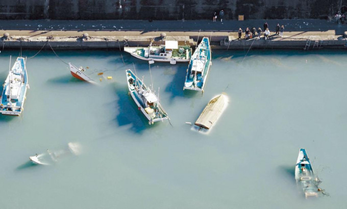 日本高知县室户市沿岸遭海啸波冲击，一些船只翻沉。