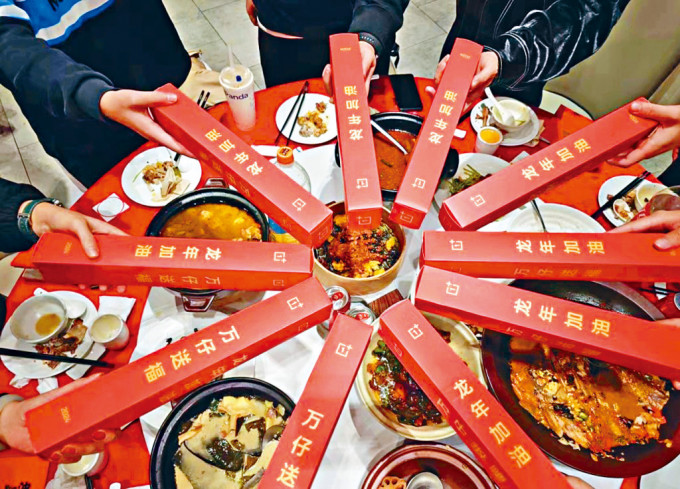 有深圳食肆負責人表示，今年客流量較去年多了近一倍。