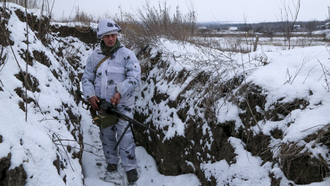 乌克兰危机持续未降温，有亲俄民兵在卢甘斯克的前线戒备。AP图片