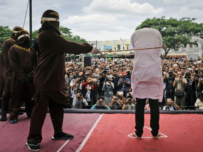 今年7月，亞齊省曾以100下鞭刑處罰發生婚前性行為的3名人士。　AP