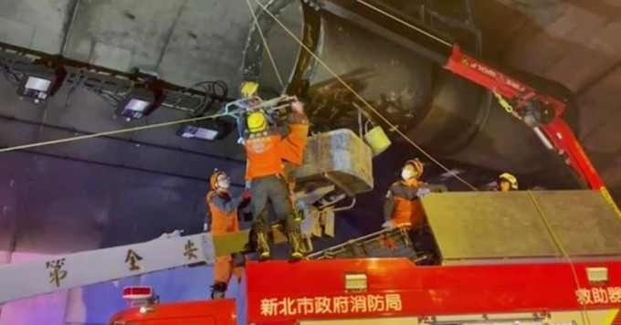 台湾新北市国道3号碧潭隧道发生工业意外，一名27岁女工程人员死亡。网图