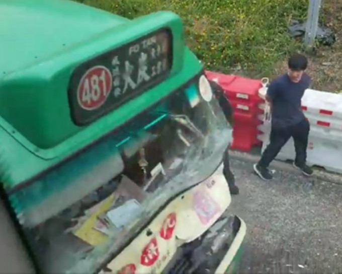 小巴車頭損毀嚴重。fb香港突發事故報料區