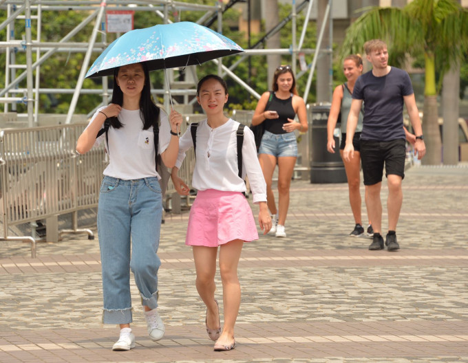 「玛娃」继续远离香港，香港的风势正逐渐减弱。